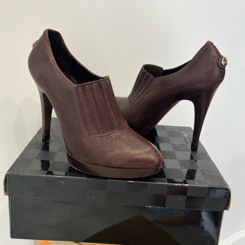 BCBGMAXAZRIA leather heels saks women 7½B/37½